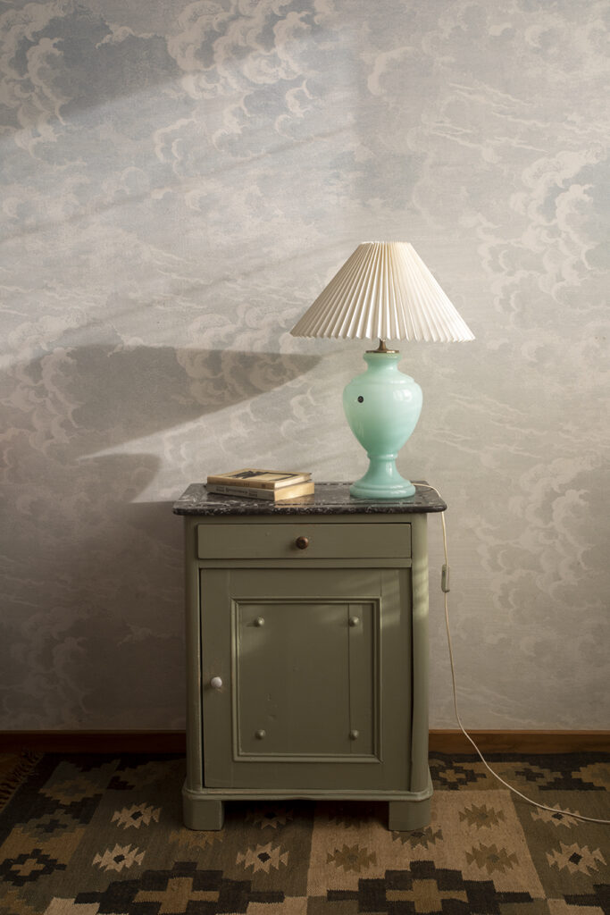 Szafka vintage z&nbsp;kamiennym blatem