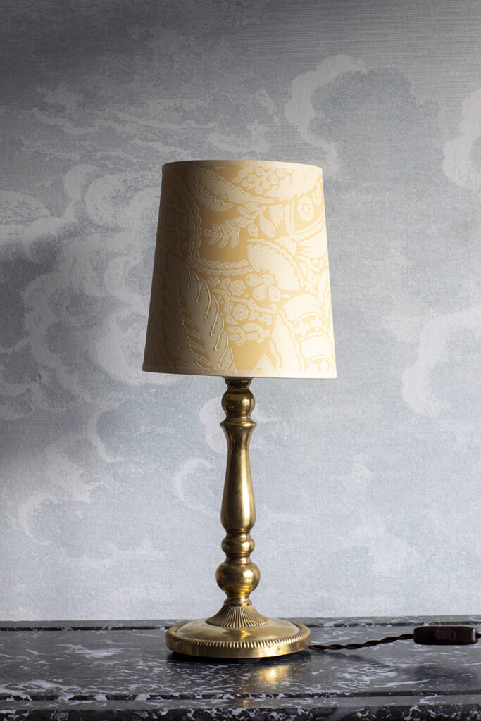 Lampa stołowa z&nbsp;mosiądzu z&nbsp;ręcznie wykonanym abażurem.