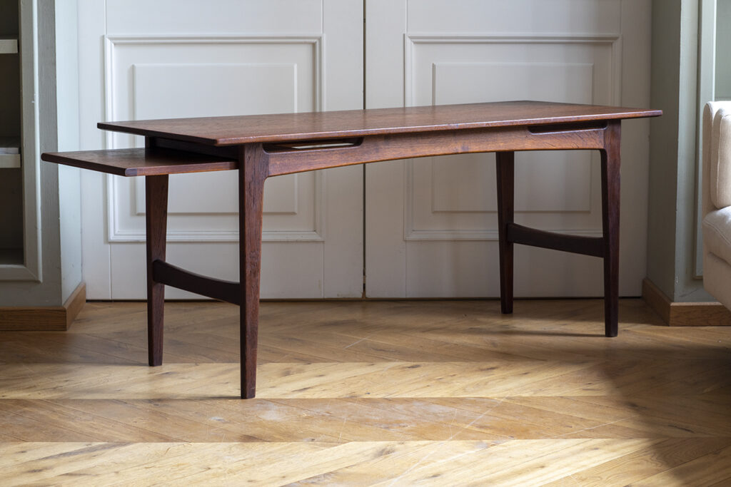 Stolik kawowy z&nbsp;wysuwaną półką