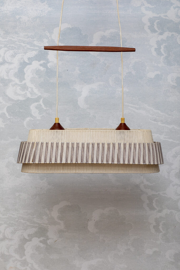 Lampa wisząca z&nbsp;elementami z&nbsp;teaku