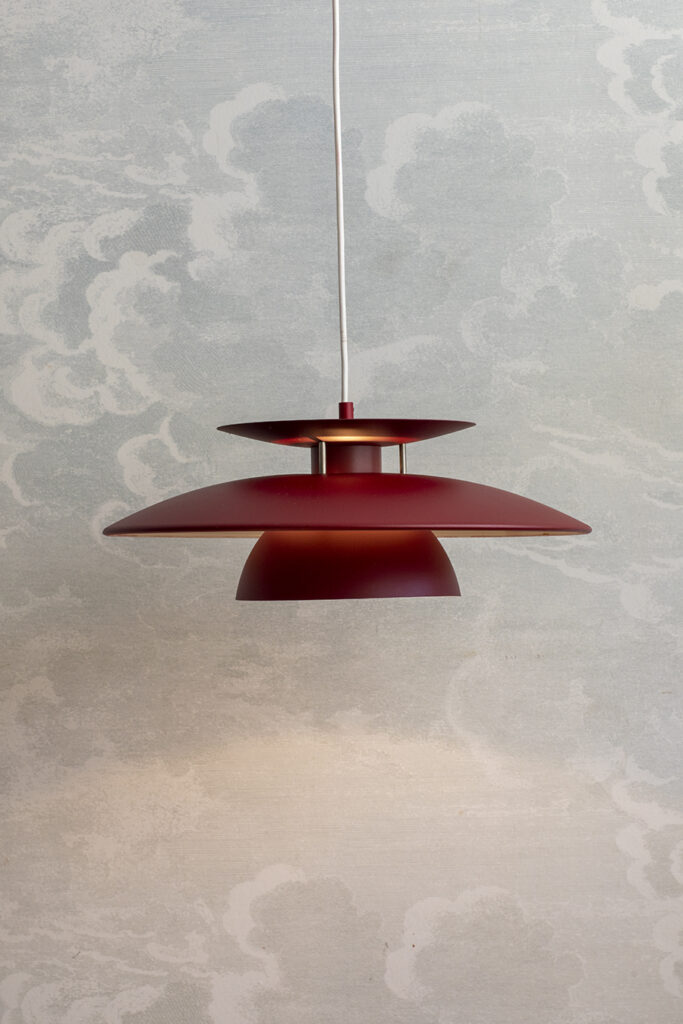 Lampa w&nbsp;kolorze burgundowym