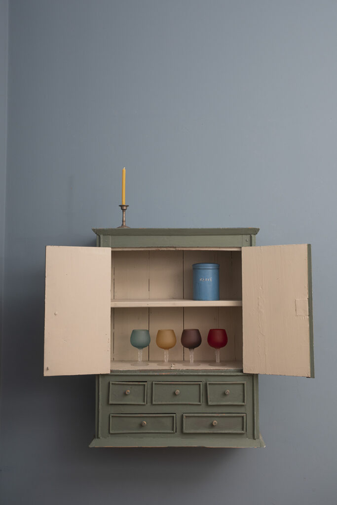 Wall cabinet