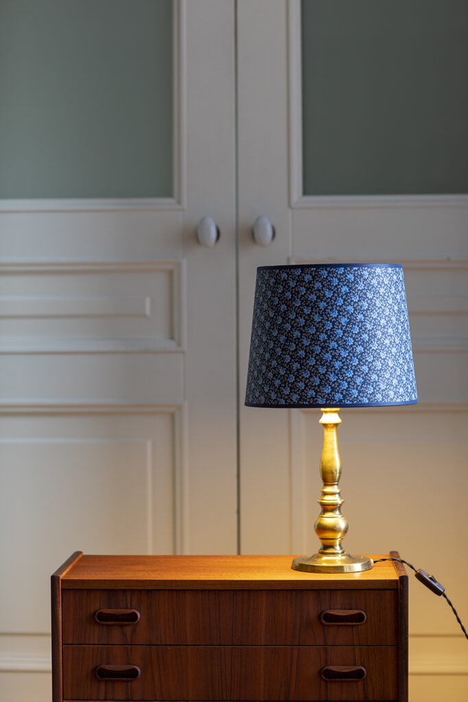 Lampa stołowa vintage z&nbsp;mosiądzu z&nbsp;abażurem